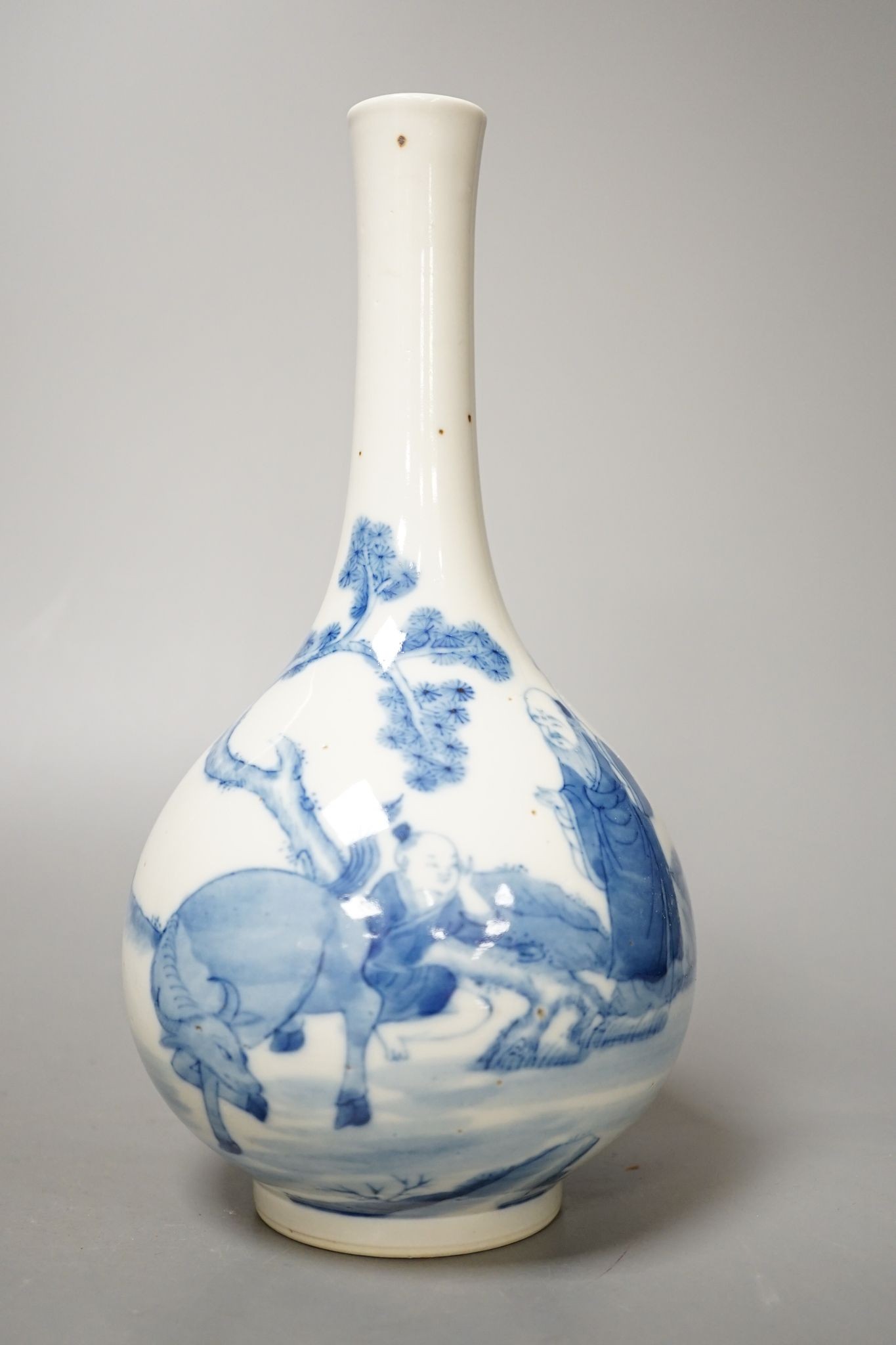 A Chinese blue and white vase 24cm